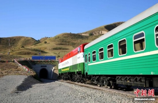 2016年8月24日，塔吉克斯坦“瓦赫達特-亞灣”鐵路通車。這是絲綢之路經(jīng)濟帶框架下首個開工并建成的鐵路項目，具標志性意義。圖為火車進入由中鐵十九局集團有限公司承建的隧道。文龍杰 攝