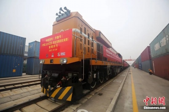 2021年7月5日，中國—上海合作組織地方經(jīng)貿(mào)合作示范區(qū)（簡稱“上合示范區(qū)”）前往塔吉克斯坦首都杜尚別的首班中歐班列（齊魯號）“上合快線”發(fā)出，從上合示范區(qū)青島多式聯(lián)運中心啟程，為中國及日本、韓國等周邊國家和地區(qū)與塔吉克斯坦經(jīng)貿(mào)往來提供了全新的物流解決方案。胡耀杰 攝