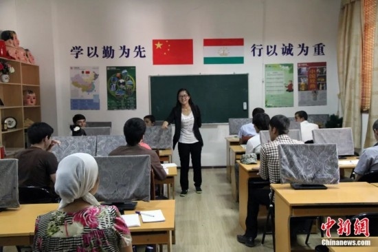 2014年，塔吉克斯坦國立民族大學的孔子學院內(nèi)，教師正在為塔吉克斯坦學生授課。田冰 攝