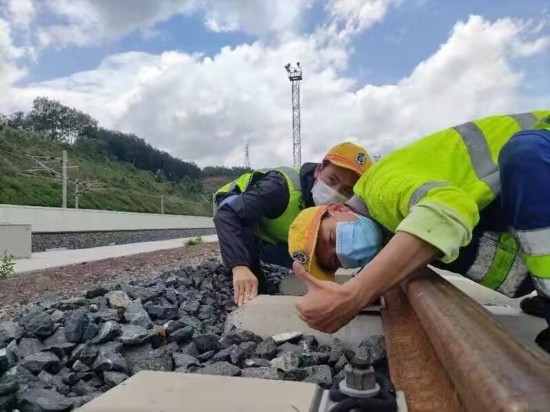 佟郎（左）正在檢修鐵路。受訪者供圖