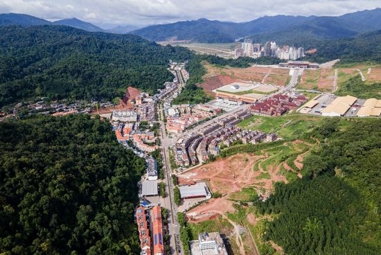 磨憨口岸俯瞰，右前方高層白色建筑群為老撾境內(nèi)。人民網(wǎng)記者 符皓攝