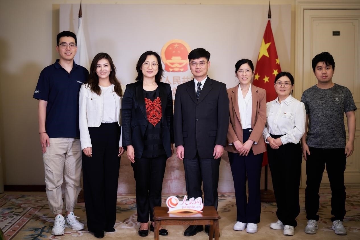 中國駐圣彼得堡副總領事張曉慶（左四）與人民網記者合影。