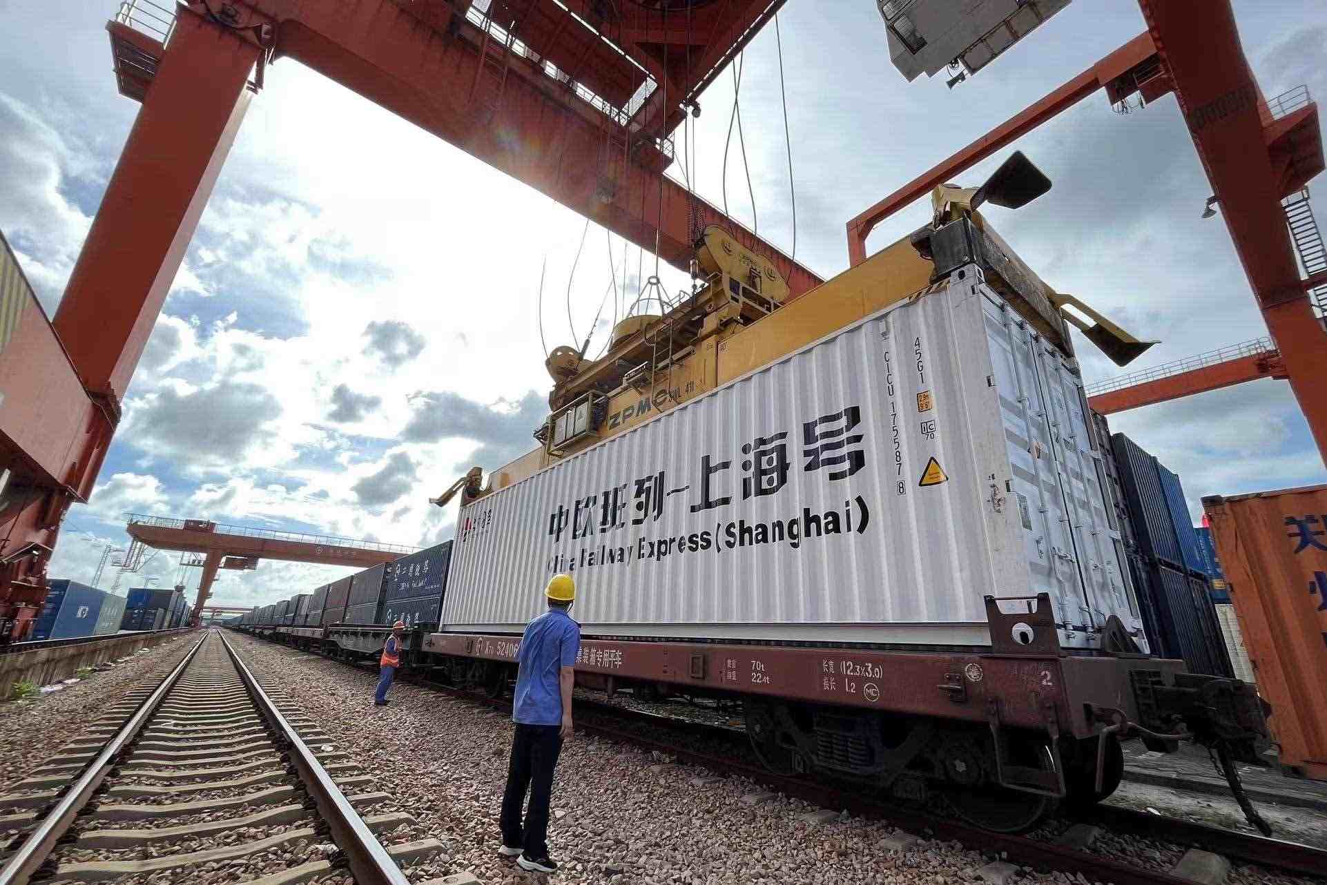 鐵路上海貨運中心閔行站貨場內(nèi)，吊機在貨運員的監(jiān)裝下進行裝車落箱作業(yè)。人民網(wǎng) 皇甫萬里攝