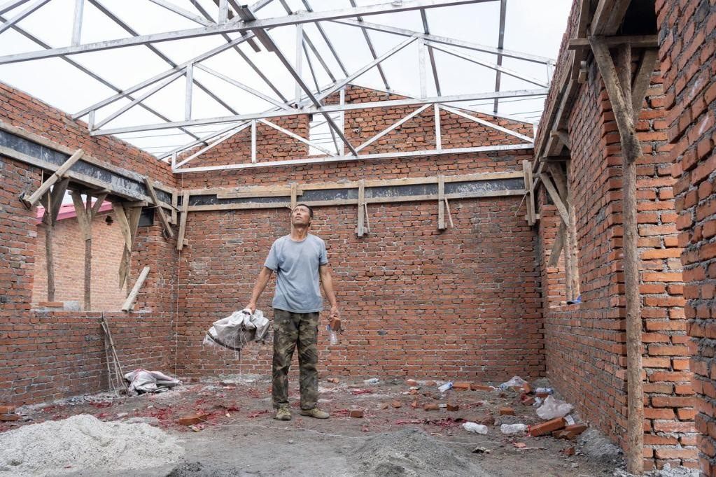 近日，在黑龍江省尚志市老街基鄉(xiāng)基豐村，村民劉環(huán)茂查看新建的房屋。新華社記者 謝劍飛 攝