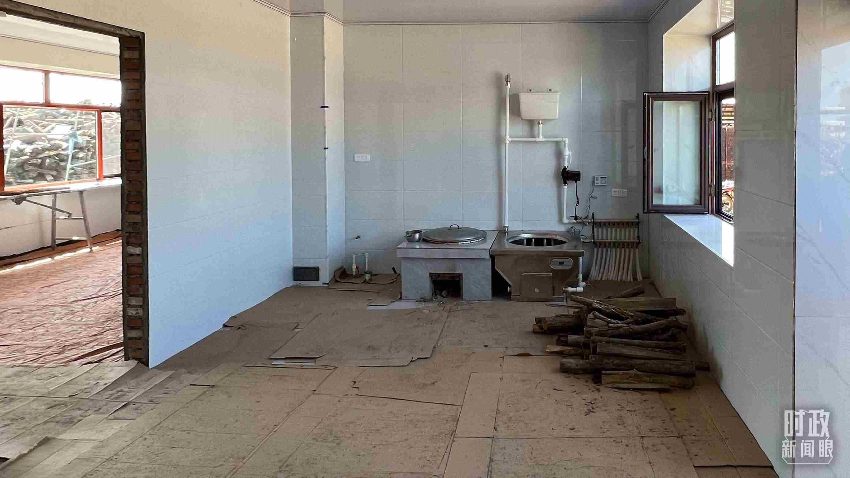 △龍王廟村內(nèi)，受災(zāi)房屋內(nèi)部正在進(jìn)行翻修。（總臺央視記者邢彬拍攝）