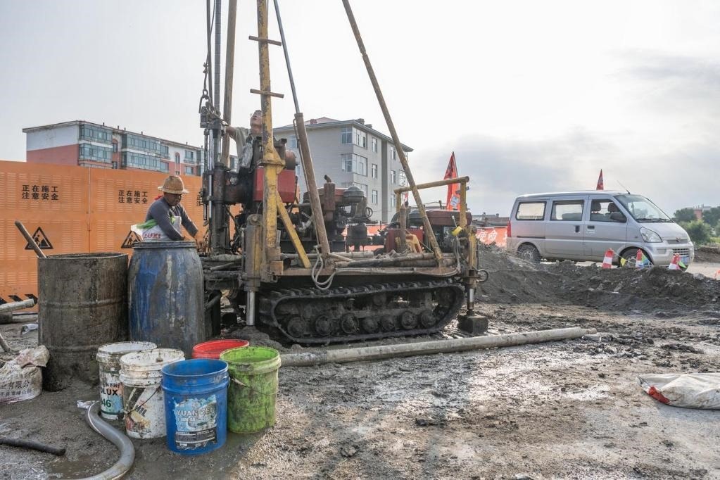 近日，在黑龍江省尚志市老街基鄉(xiāng)，施工人員正在作業(yè)。新華社記者 謝劍飛 攝