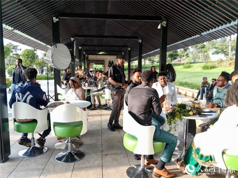 友誼廣場(chǎng)的果汁店一座難求。人民網(wǎng)記者 陳星星攝