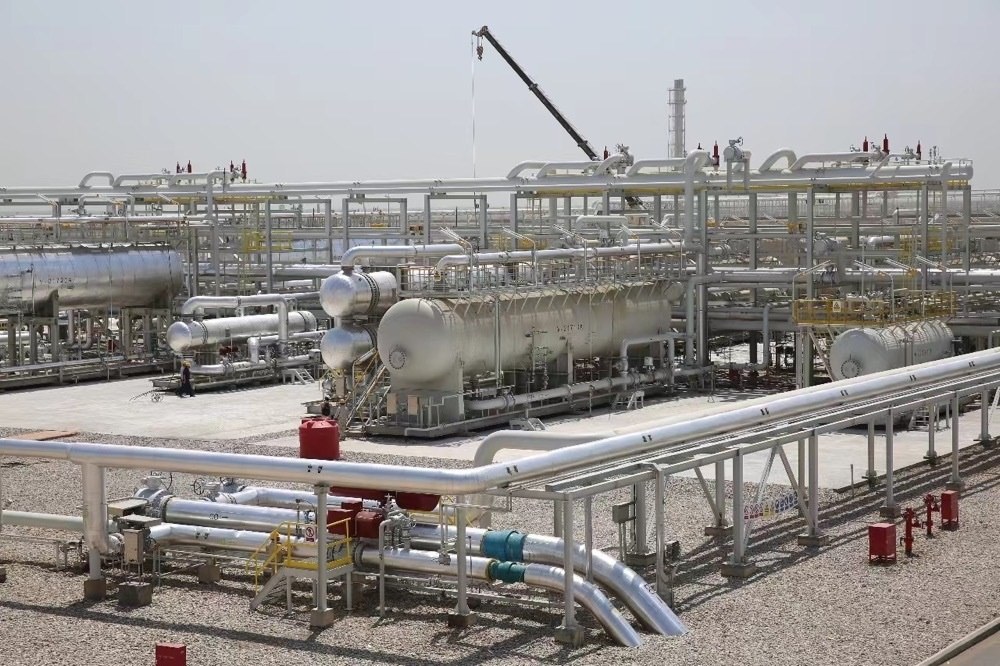 圖為位于伊拉克米桑省阿瑪拉市，由中國石油、道達(dá)爾、馬來西亞石油合資建設(shè)的哈法亞油田油氣處理站。中國石油哈法亞公司/供圖