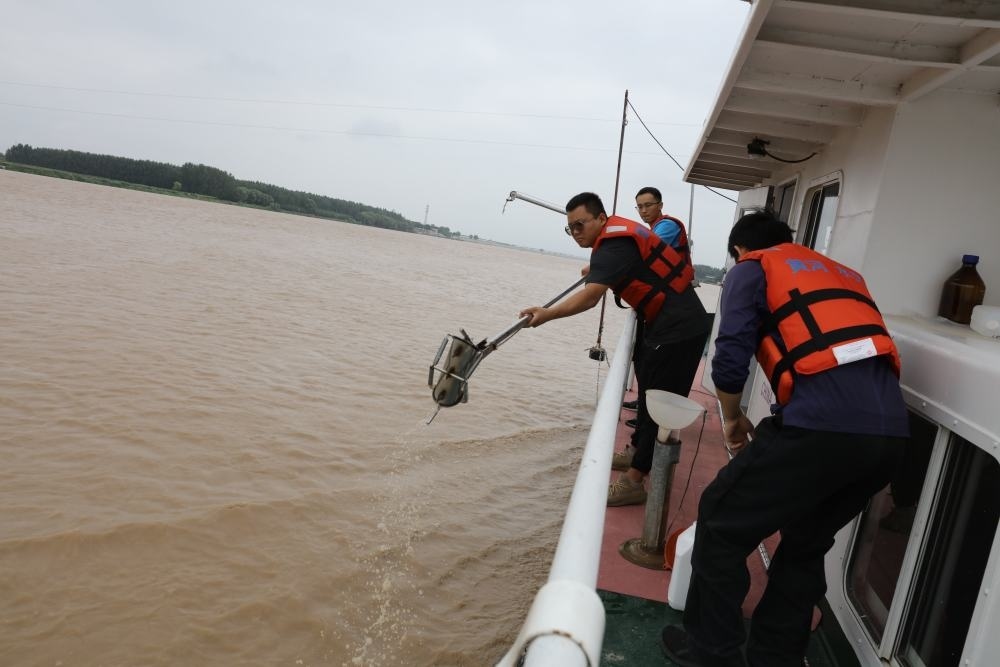 2023年6月29日，調(diào)水調(diào)沙期間，黃河下游利津水文站工作人員在進(jìn)行取沙作業(yè)。新華社記者 劉詩(shī)平 攝