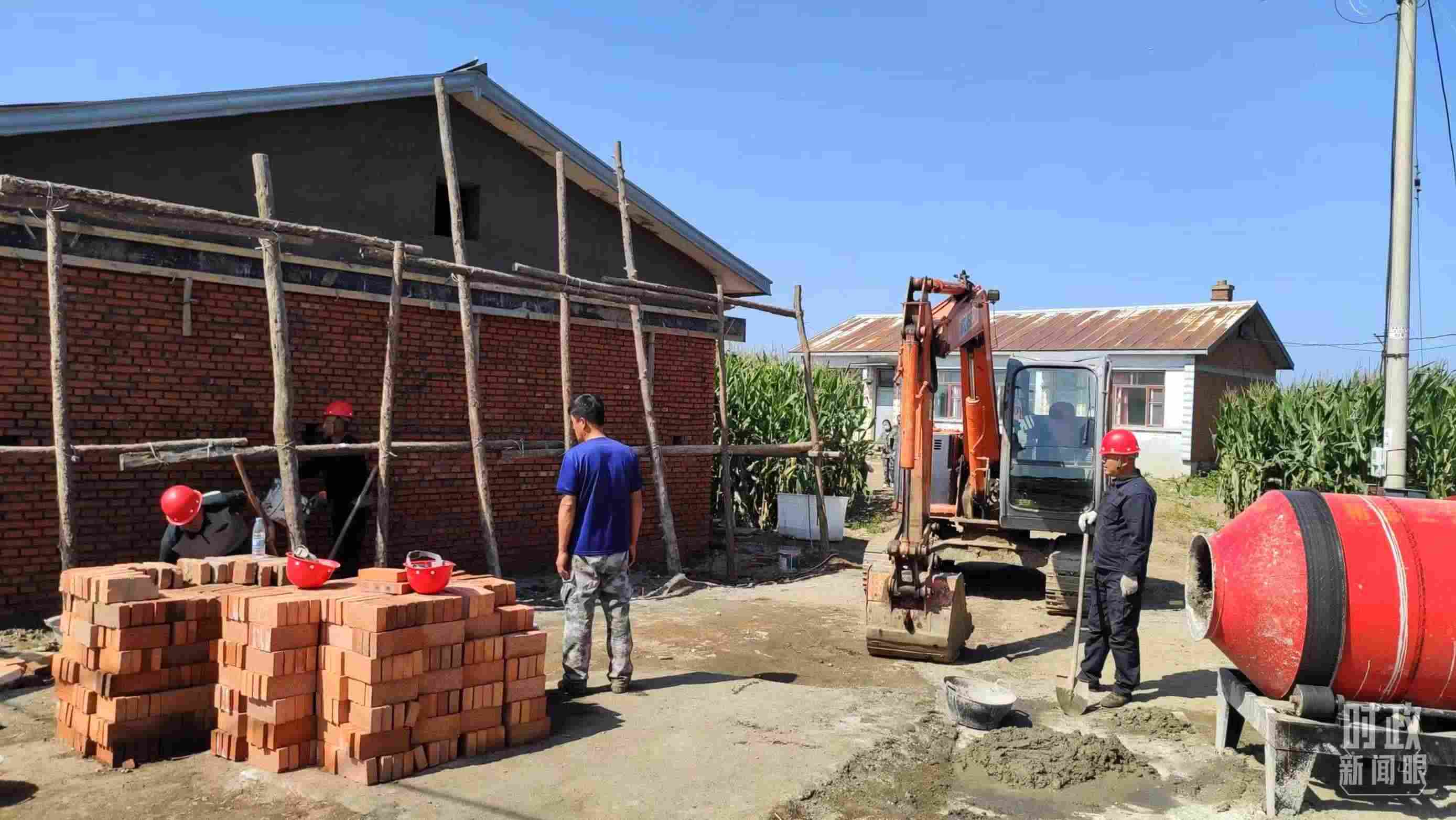 △村民正在修繕被損的房屋。（總臺央視記者薛冠南拍攝）