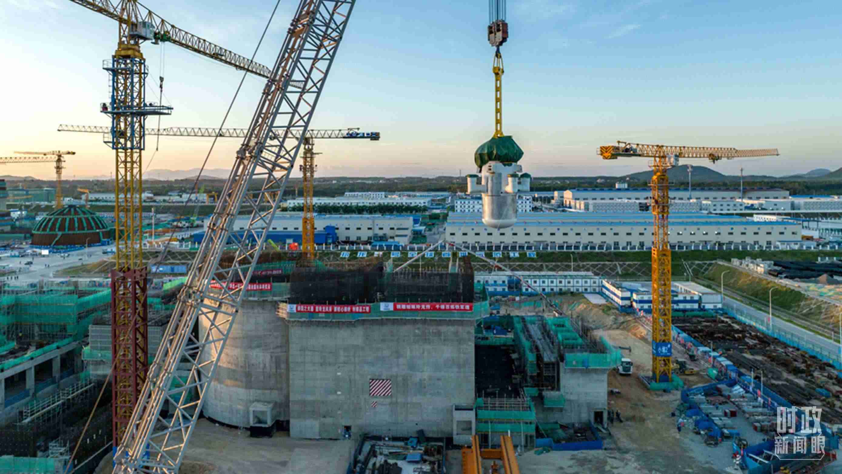 △8月10日，由中國第一重型機械股份公司承制的玲龍一號反應堆核心模塊“玲龍之心”成功吊裝。（圖/國務院國資委網(wǎng)站）