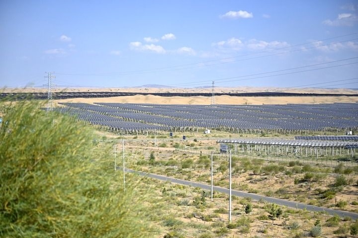 這是2023年8月24日拍攝的內(nèi)蒙古鄂爾多斯市達(dá)拉特光伏基地。新華社記者 賀書琛 攝