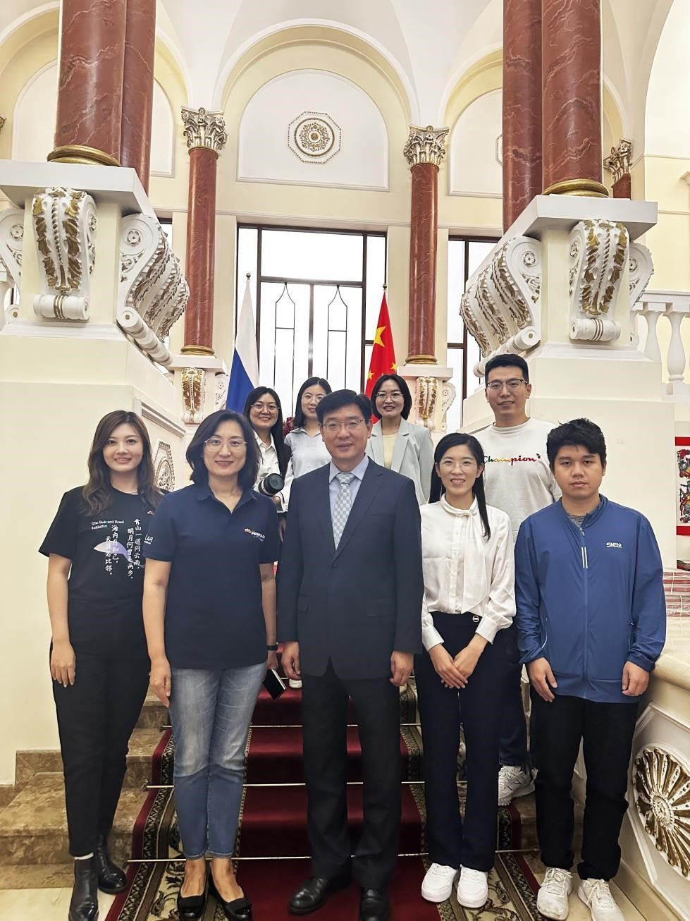 中國駐俄羅斯大使館公使銜文化參贊、莫斯科中國文化中心主任封立濤（前排中）與人民網(wǎng)記者合影。