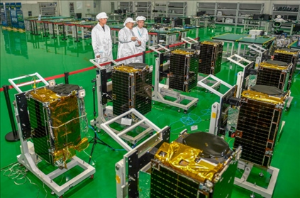 △2022年10月17日，位于吉林長春的長光衛(wèi)星技術(shù)股份有限公司科研人員在衛(wèi)星總裝測試大廳進(jìn)行相關(guān)測試工作。