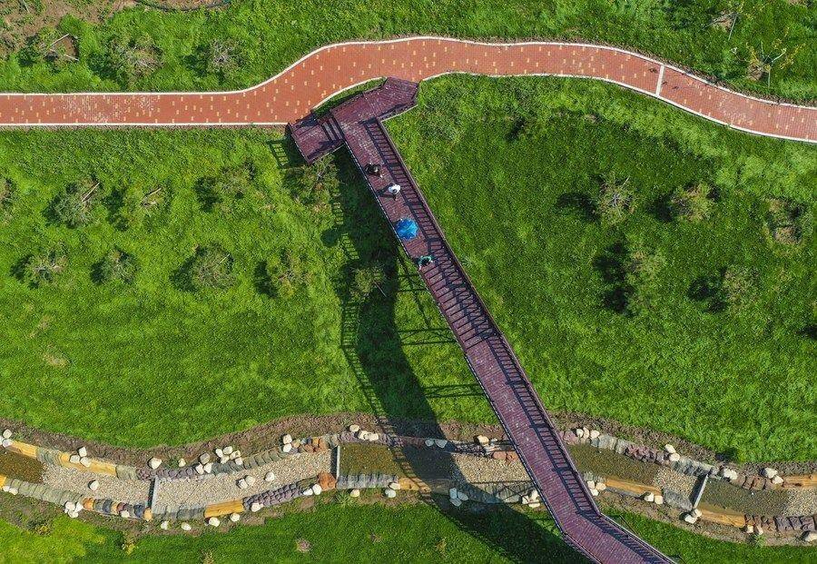 △游人在吉林長春市九臺區(qū)清水村千畝苗木花卉休閑旅游觀光產(chǎn)業(yè)園區(qū)參觀游覽。