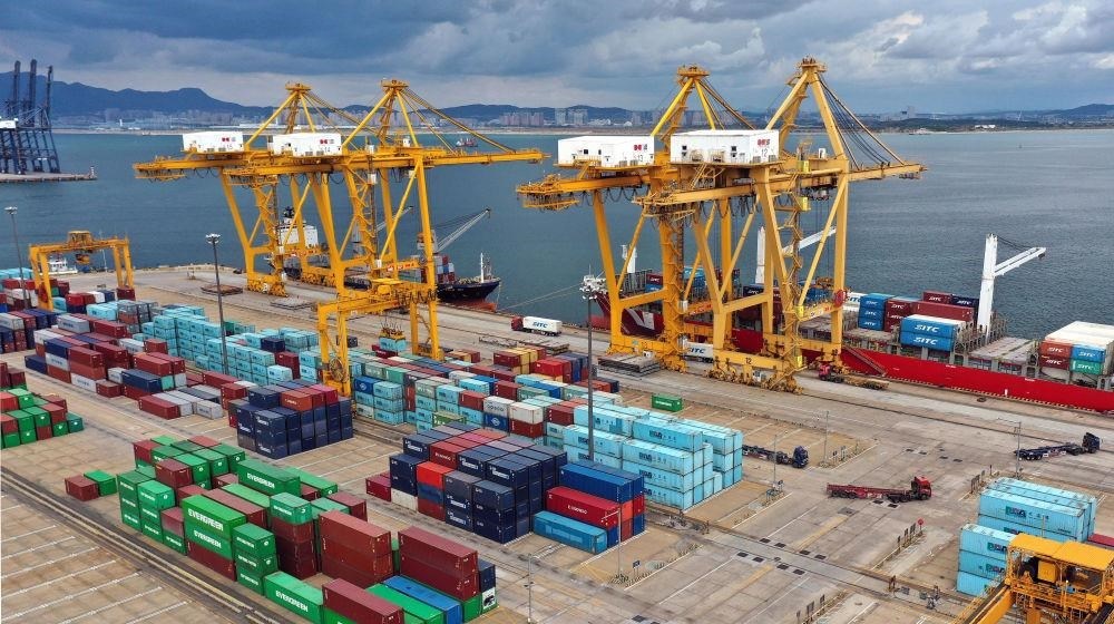 △在遼寧大連市遼寧港口集團(tuán)大連港集裝箱碼頭，貨輪在裝卸集裝箱。