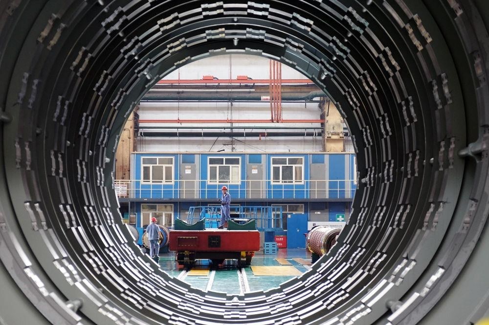 △2023年8月31日，工人在哈電集團(tuán)哈爾濱電機(jī)廠有限責(zé)任公司的水電分廠重型車間作業(yè)。