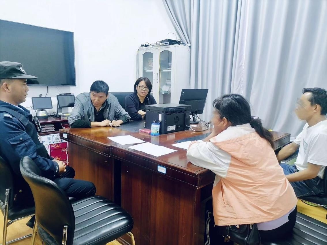 2023年8月4日，和立峰（左二）在調(diào)解一起家庭婚姻糾紛。受訪者供圖