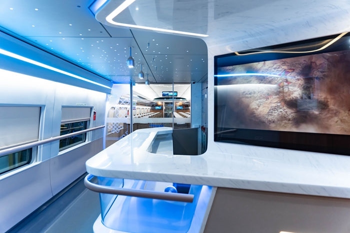 復(fù)興號亞運(yùn)智能動車組列車車廂。上海鐵路局融媒體中心供圖