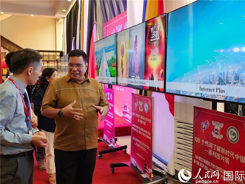 圖為菲律賓國(guó)家圖書(shū)館館長(zhǎng)阿德里亞諾參觀新時(shí)代中國(guó)圖片展。人民網(wǎng)記者樊帆攝