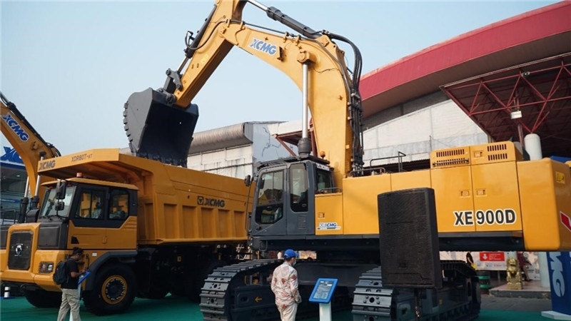 徐工集團展出的90噸礦用挖掘機與80噸自卸車。石偉攝影