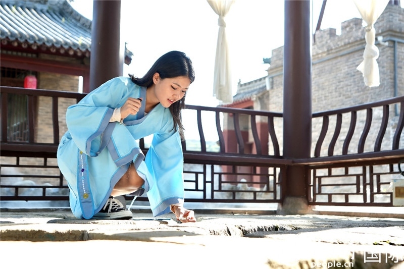 圖為選手在“曲水流觴亭”將“桃心”蠟燭放入渠中。人民網(wǎng) 盧鵬宇攝