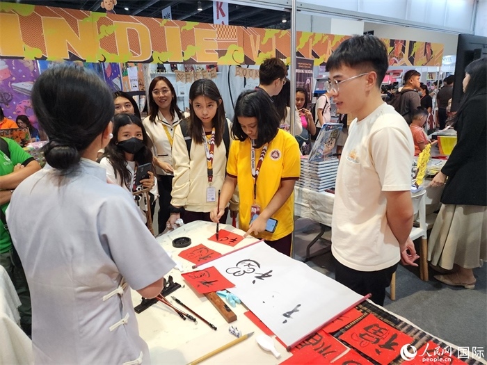 中國圖書展亮相第43屆菲律賓馬尼拉國際書展。人民網(wǎng)記者 樊帆攝