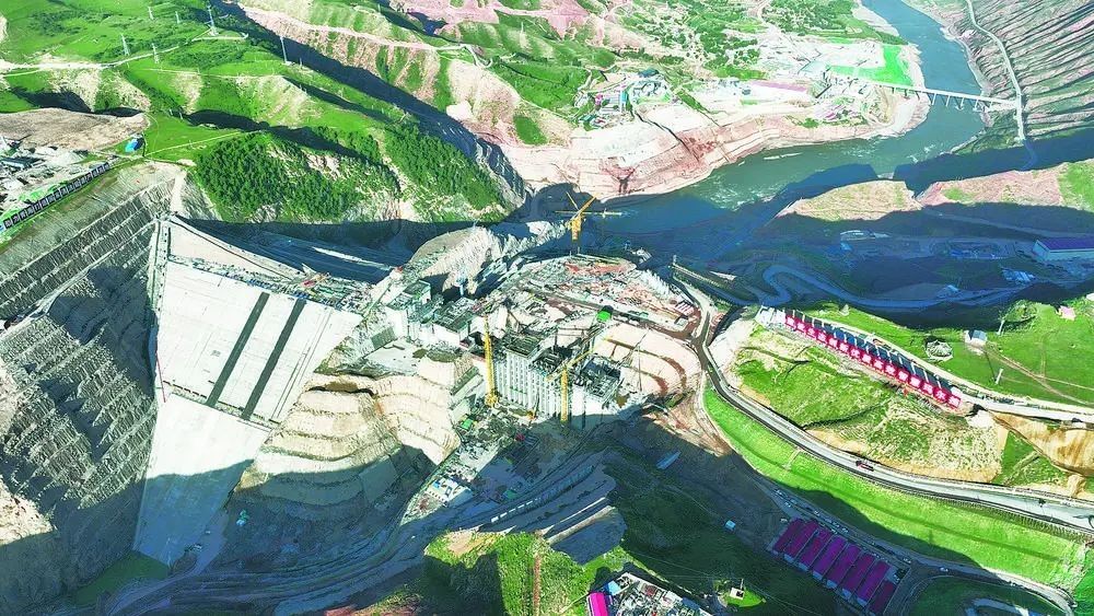 瑪爾擋水電站項目建設(shè)現(xiàn)場。國家能源集團青?，敔枔跛娬竟﹫D