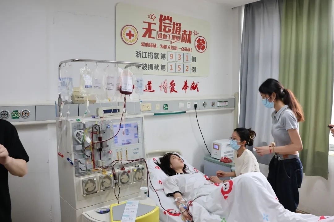 陸冰冰（右三）捐獻185毫升造血干細胞。受訪者供圖