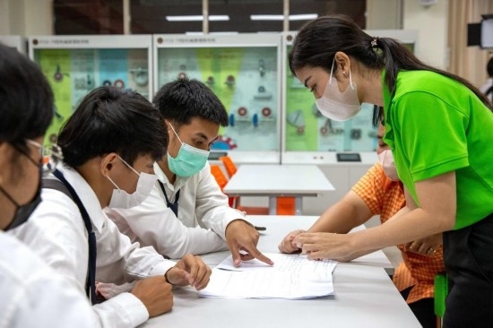 3月14日，在泰國大城府大城技術(shù)學(xué)院魯班工坊，教師（右一）給學(xué)生上課。新華社記者 王騰 攝