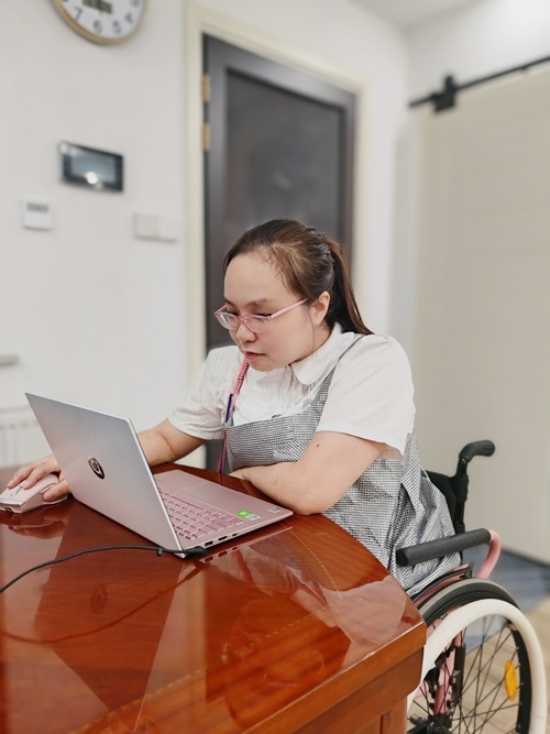 杜誠(chéng)誠(chéng)在準(zhǔn)備電影講解稿。 魏涵玉攝