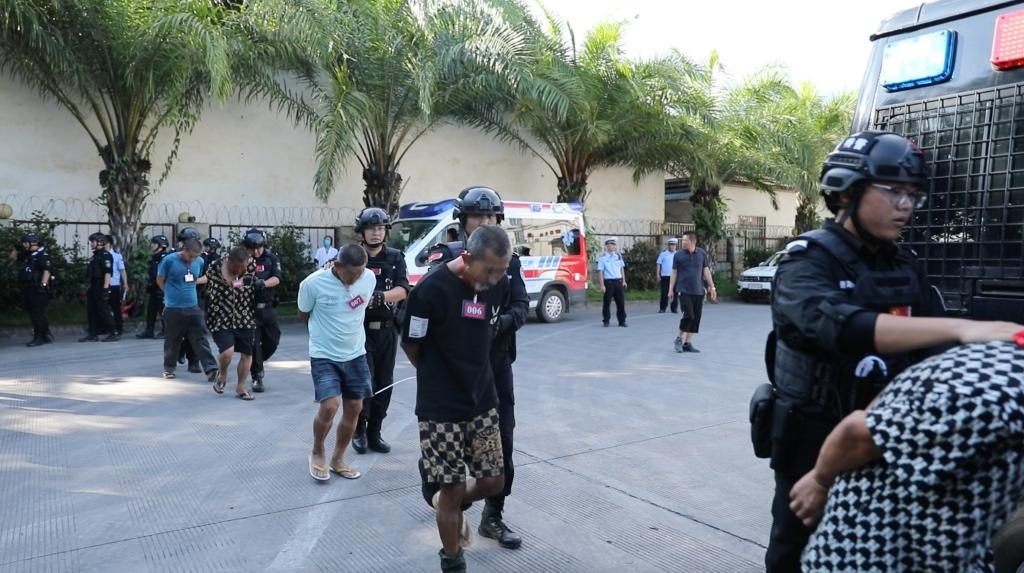 圖為涉詐犯罪嫌疑人移交我方。