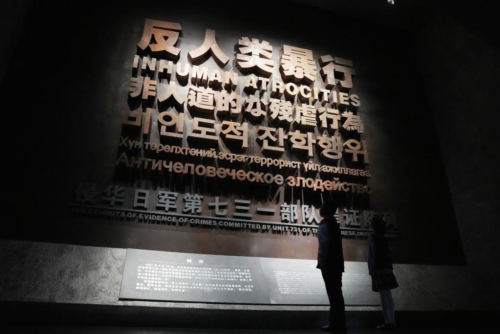 9月18日，青少年在侵華日軍第七三一部隊(duì)罪證陳列館內(nèi)參觀。新華社記者 王建威 攝
