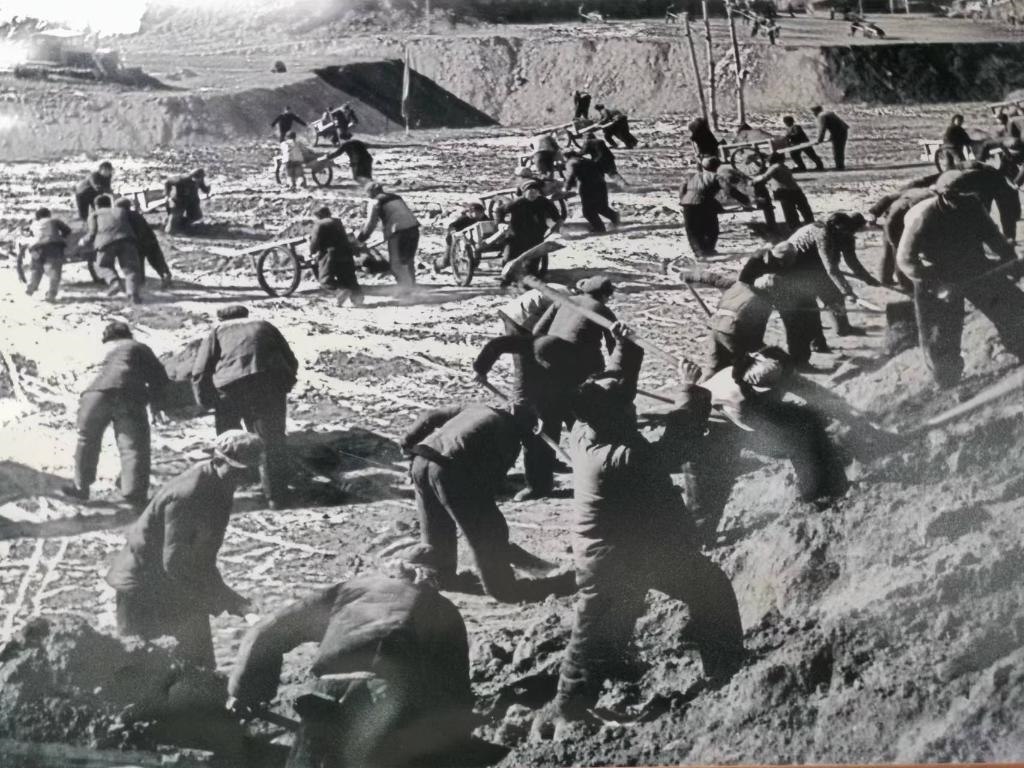 20世紀(jì)70年代，高西溝人治理水土流失場景。（資料圖片）