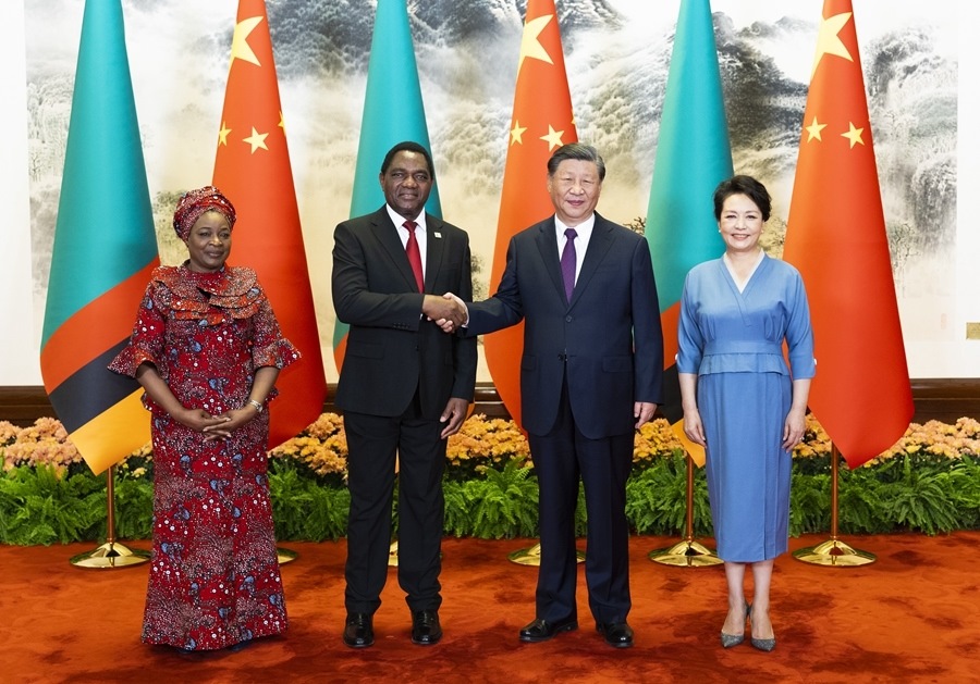 這是會(huì)談前，習(xí)近平主席和夫人彭麗媛同希奇萊馬總統(tǒng)和夫人穆廷塔合影。