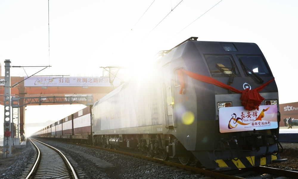 2013年11月28日，首趟由西安發(fā)往哈薩克斯坦阿拉木圖的長安號國際貨運列車等待出發(fā)。新華社記者 劉瀟 攝