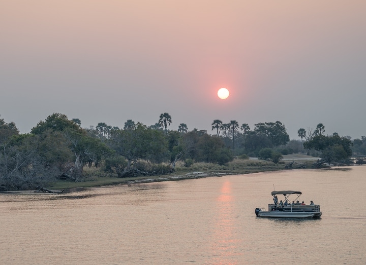 8月23日，在贊比亞拍攝的贊比西河上的游船。