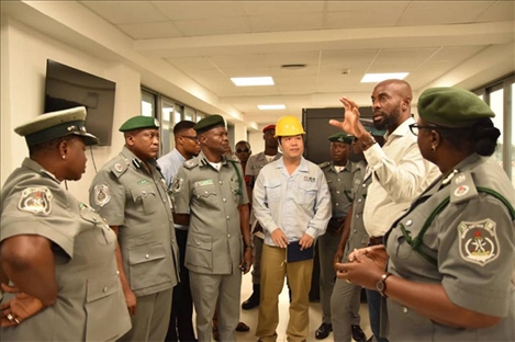 萊基港員工向海關(guān)工作人員講解掃描儀使用方法。受訪(fǎng)者供圖