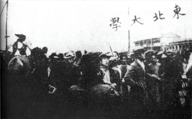 △東北大學(xué)學(xué)生走在一二·九請(qǐng)?jiān)赣涡嘘?duì)伍最前列。