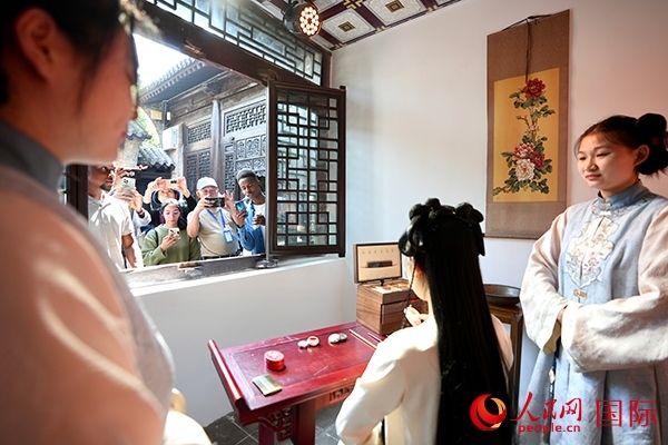 選手們觀看表演。人民網(wǎng) 盧鵬宇攝