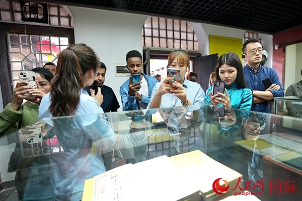 選手們認(rèn)真聆聽導(dǎo)游講解。人民網(wǎng) 盧鵬宇攝