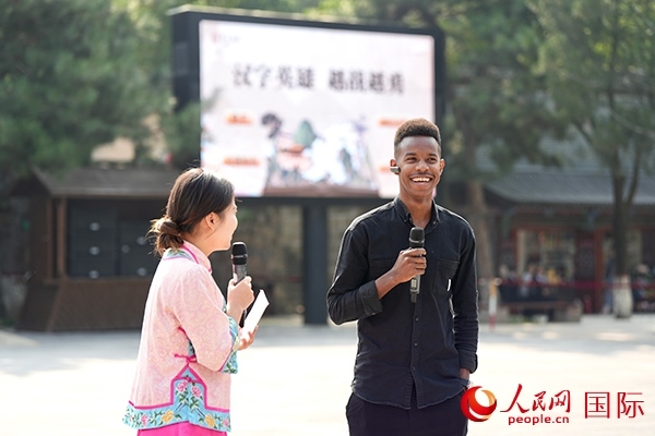 選手王安（乍得）挑戰(zhàn)“漢字英雄·越戰(zhàn)越勇”游戲。人民網(wǎng) 盧鵬宇攝