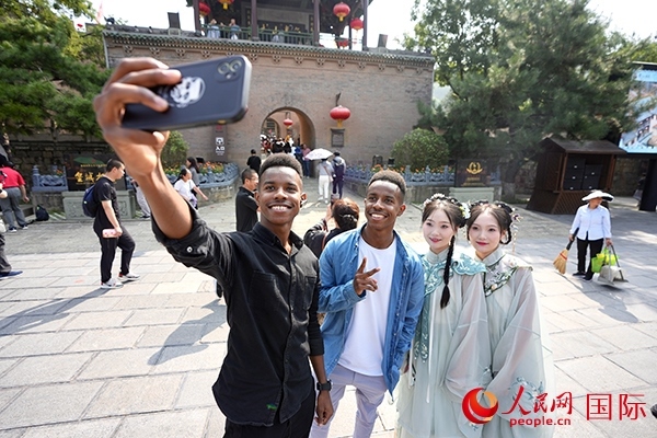 兩對雙胞胎偶遇合影。人民網(wǎng) 盧鵬宇攝