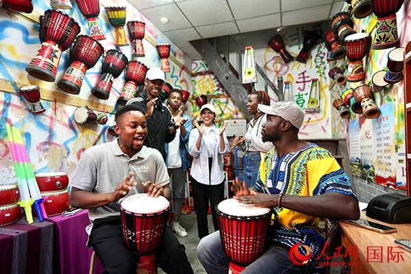 選手們敲起非洲鼓。人民網(wǎng) 盧鵬宇攝