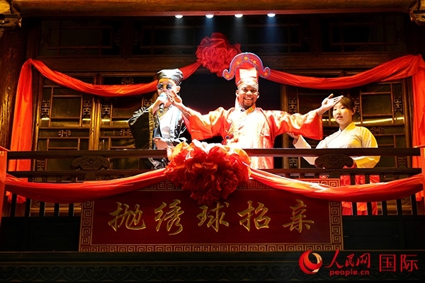 拋繡球。人民網(wǎng) 盧鵬宇攝