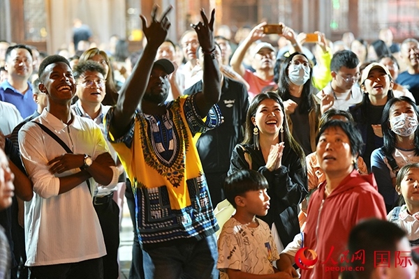 選手體驗(yàn)古城巡游。人民網(wǎng) 盧鵬宇攝