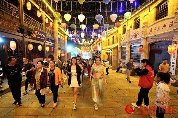 選手體驗(yàn)古城巡游。人民網(wǎng) 盧鵬宇攝