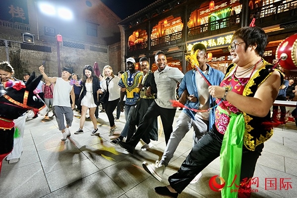 選手們和演員們一起載歌載舞。人民網(wǎng) 盧鵬宇攝