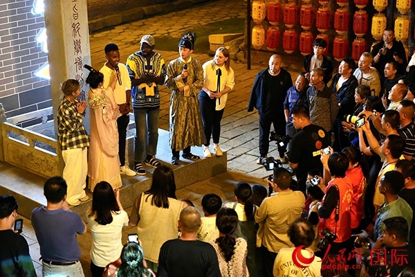 選手們一起演唱《大中國》。人民網(wǎng) 盧鵬宇攝