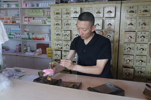 馬啟紅為病患精心配藥。受訪者供圖